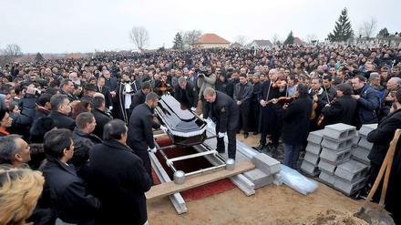 Trauerfeier für zwei ermordete Roma in Ungarn im Jahr 2009. Jetzt wurden die Täter verurteilt.