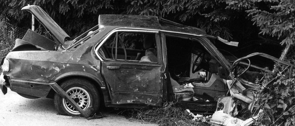 Ein Attentat der RAF: Das Wrack des gepanzerten BMW, in dem der Siemens-Manager Karl Heinz Beckurts und sein Fahrer ums Leben kamen, liegt im Straßengraben.