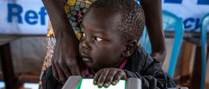 Ein Kind aus Südsudan, kurz nach der Ankunft im Kongo, mit seiner Mutter
