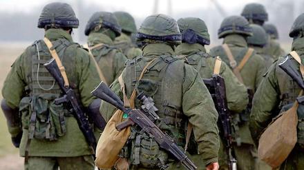 Bewaffnete Uniformierte auf der ukrainischen Halbinsel Krim. Wahrscheinlich handelt es sich um russische Soldaten.
