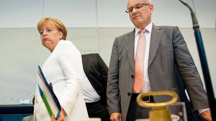 Kanzlerin Angela Merkel und Fraktionschef Volker Kauder bei der Euro-Sondersitzung der Unionsfraktion.
