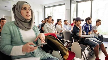 Junge Flüchtlinge informieren sich auf Arabisch zum Studium an der Freien Universität Berlin. 