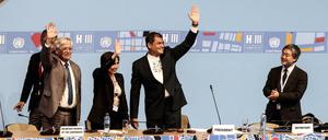 Ecuadors Präsident Rafael Correa (mitte) war mit dem Habitat-III-Gipfel sehr zufrieden. 30 000 Teilnehmer aus 167 Ländern sind dafür nach Quito gereist. Auch der Chef des UN-Siedlungsprogramms Habitat, Joan Clos (links) sieht im Gipfel einen Erfolg. 