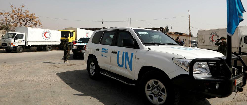 Fahrzeuge des Hilfskonvois auf dem Weg nach Ost-Ghouta
