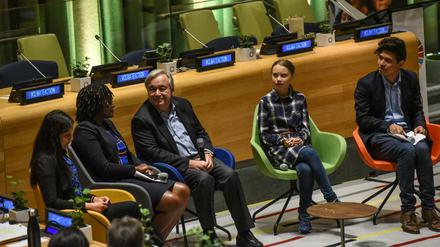 UN-Generalsekretär Guterres (Mitte), unter anderem mit Greta Thunberg (Zweite von rechts) und Bruno Rodriguez (ganz rechts).