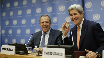 US-Außenminister John Kerry (rechts) und sein russischer Amtskollege Sergej Lawrow nach der Abstimmung über die Syrien-Resolution. 