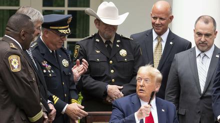 US-Präsident Donald Trump am Dienstag im Rosengarten des Weißen Hauses bei der Unterzeichnung seiner Verordnung zur Polizeireform.