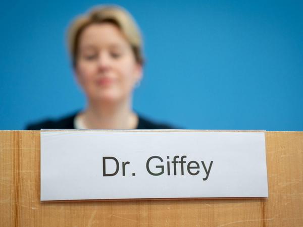 Hier noch mir Dr.: Franziska Giffey in der Bundespressekonferenz im November 2020.