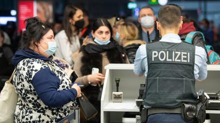 Flüchtlinge aus der Ukraine warten nach ihrer Ankunft auf dem Flughafen Frankfurt auf ihre Registrierung durch die Bundespolizei. Sie waren aus Moldau, einem Nachbarland der Ukraine, ausgeflogen worden. 