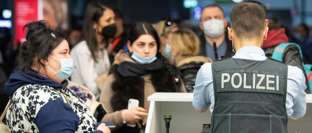 Flüchtlinge aus der Ukraine warten nach ihrer Ankunft auf dem Flughafen Frankfurt auf ihre Registrierung durch die Bundespolizei. Sie waren aus Moldau, einem Nachbarland der Ukraine, ausgeflogen worden. 