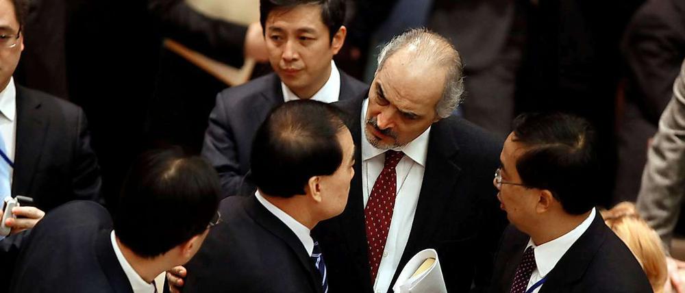 Der syrische Botschafter im UN-Sicherheitsrat, Bashar Jaafari, und sein chinesischer Kollege Li Baodong unterhalten sich vor der Abstimmung zur Syrien-Resolution.