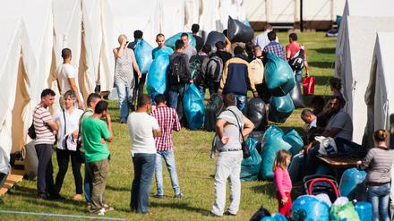  Flüchtlinge ziehen in Hamburg in eine neue Unterkunft im Stadtteil Jenfeld ein.