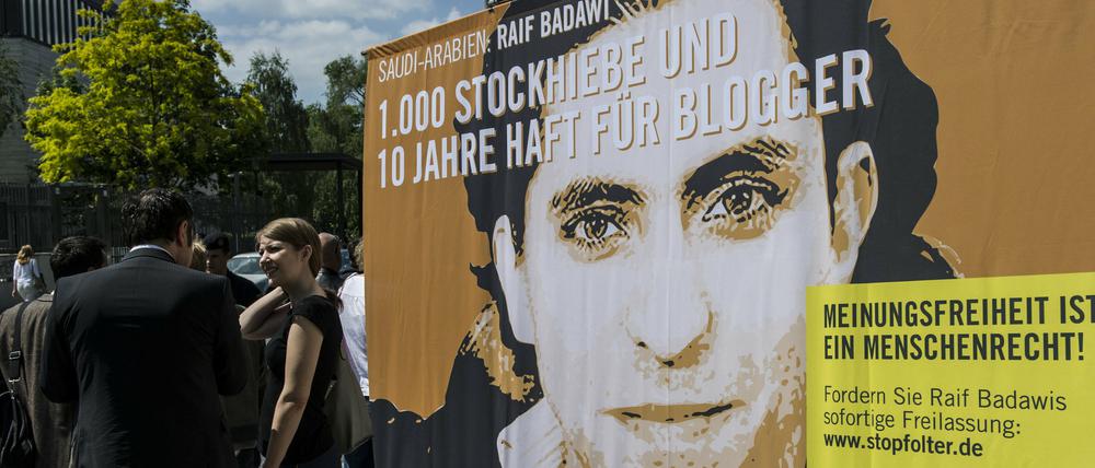 Weltweit - wie hier vor der Botschaft von Saudi Arabien in Berlin im Mai - wird gegen das Urteil gegen Raif Badawi protestiert.