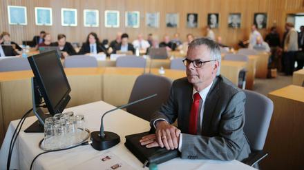 Der ehemalige Polizeipräsident von Köln, Wolfgang Albers, sagte als Zeuge vor dem Untersuchungsausschuss des Landtags aus.