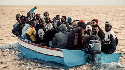 Boot mit Flüchtlingen vor der Küste von Libyen (Archivbild).