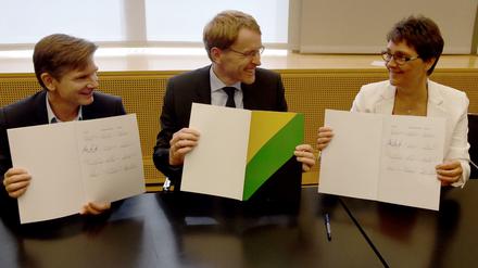 Der designierte Ministerpräsident Daniel Günther (Mitte) präsentiert den Koalitionsvertrag.