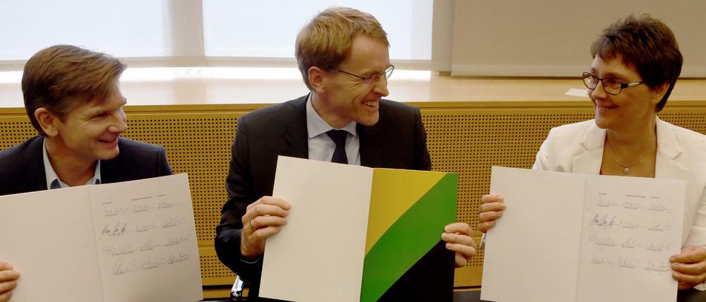 Der designierte Ministerpräsident Daniel Günther (Mitte) präsentiert den Koalitionsvertrag.