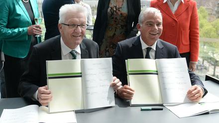 Der grüne Ministerpräsident Winfried Kretschmann und CDU-Landeschef Thomas Strobl unterzeichneten am Montag den Koalitionsvertrag in Stuttgart.