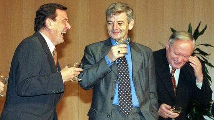 Als die SPD noch gut lachen hatte: Gerhard Schröder, Joschka Fischer und Oskar Lafontaine nach der Unterzeichnung des rot-grünen Koalitionsvertrages im Oktober 1998. 