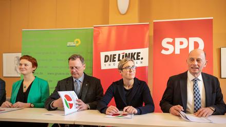Koalitionäre: Ann-Sophie Bohm-Eisenbrandt (Bündnis90/Die Grünen), Bodo Ramelow, Susanne Hennig-Wellsow (beide Die Linke) sowie Wolfgang Tiefensee (SPD). 