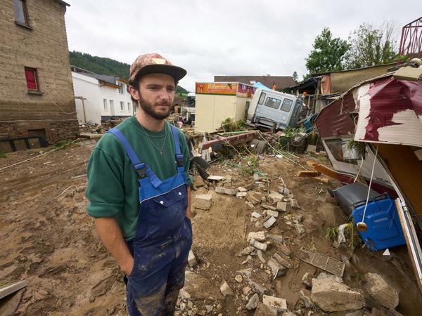 Tim steht vor den Trümmern seines Hauses im Kreis Ahrweiler. 