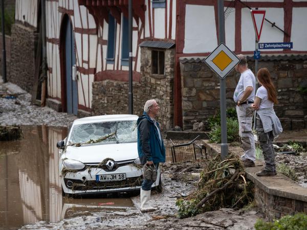 Weitgehend zerstört und überflutet ist das Dorf Insul in Rheinland-Pfalz nach massiven Regenfällen. 