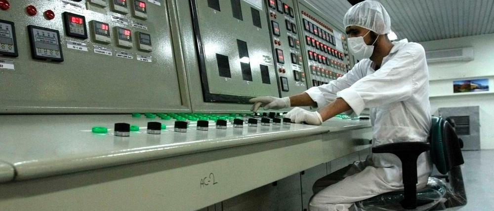 Ein iranischer Techniker arbeitet an einer Uran-Aufbereitungsanlage. Der Iran soll einem Medienbericht zufolge erstmals die Obergrenze seiner niedrigangereicherten Uranvorräte überschritten haben.