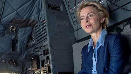 Auf dem Weg in den Irak: Bundesverteidigungsministerin Ursula von der Leyen (CDU) in einer Transall der Bundeswehr