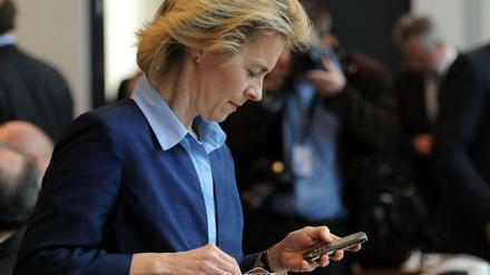 Ursula von der Leyen schaut zu Beginn einer CDU/CSU-Fraktionssitzung im Bundestag auf ihr Handy. (Archivbild)