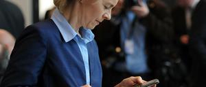 Ursula von der Leyen schaut zu Beginn einer CDU/CSU-Fraktionssitzung im Bundestag auf ihr Handy. (Archivbild)
