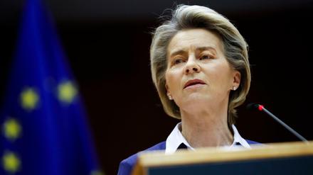 Ursula von der Leyen, Präsidentin der Europäischen Kommission, stellt sich Fragen zur Corona-Politik.
