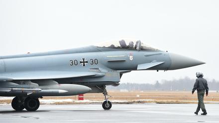 Von 128 Eurofightern der Bundeswehr seien im vergangenen Jahr durchschnittlich 39 Jets einsatzbereit gewesen, heißt es.