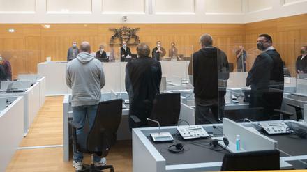 Stuttgart: Die Richter betreten zur Urteilsverkündung im Prozess wegen einer Attacke am Rande einer Corona-Demo den Gerichtssaal. 
