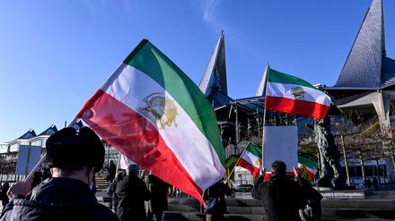 Demonstranten protestieren vor dem Justizpalast, während der Urteilsverkündung im Prozess gegen einen iranischen Diplomaten.