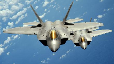 Die F-22-Jets sind hochmoderne Kampfflieger zur Bekämpfung feindlicher Ziele in der Luft und am Boden. 