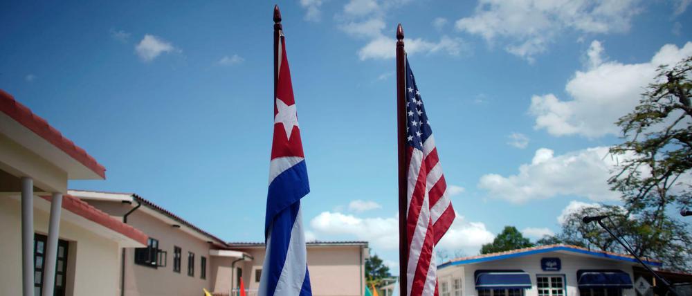 Flaggen von Kuba und USa