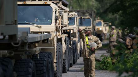 US-Militärfahrzeuge stehen in einer Schlange zum Auftanken in Augustdorf in Nordrhein-Westfalen bereit.