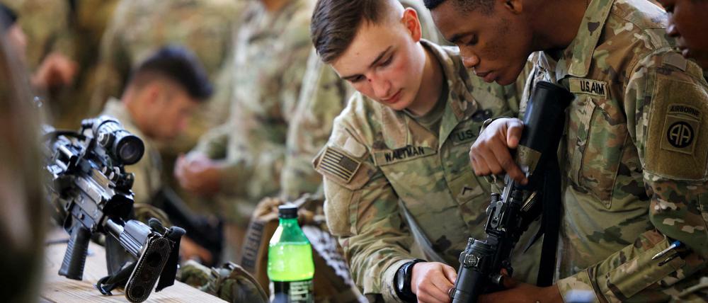 US-Soldaten inspizieren Waffen, bevor sie nach Europa transportiert werden. 