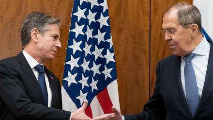 Antony Blinken (l), Außenminister der USA, und Sergej Lawrow, Außenminister von Russland, begrüßen sich vor ihrem Treffen. 