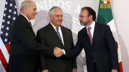 US-Außenminister Rex Tillerson (M.) und US-Heimatschutzminister John Kelly (l.) zu Besuch beim mexikanischen Außenminister Luis Videgaray. 