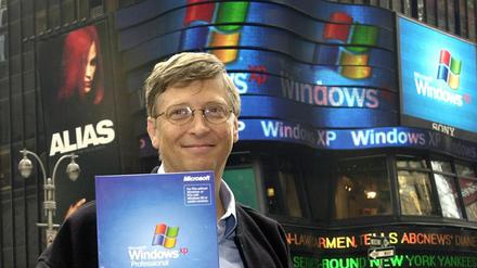 2001: Bill Gates stellt Windows XP vor.