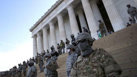 Wie im Film mutet die Szenerie vor dem Lincoln Memorial in Washington an – das Militär ist allerdings real. 