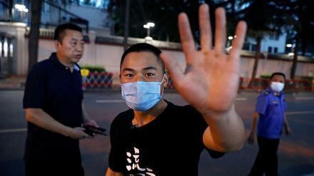 Ein Polizist in zivil geht auf einen Reuters-Fotografen zu, der Bilder vom US-Konsulat in Chengdu macht.