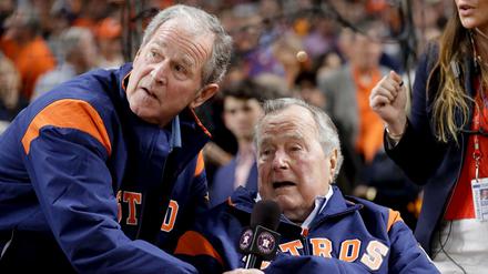 Einig im Urteil über Trump: Die ehemaligen US-Präsidenten George W. Bush (l) und Vater George H. W. Bush 