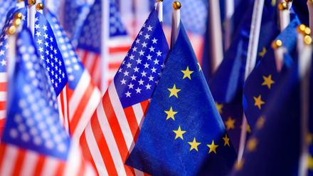 US-Flaggen mit EU-Flaggen auf einer Terrasse