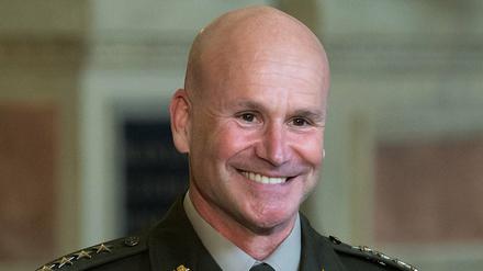 Christopher G. Cavoli, General der US Army, lächelt als er vom bayerischen Ministerpräsidenten den Bayerischen Verdienstorden verliehen bekommt (Archivbild).