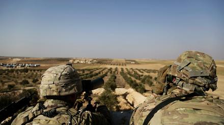 Im Blick. Zwei US-Soldaten beobachten von einem amerikanischen Stützpunkt in Syrien aus die türkische Grenze.
