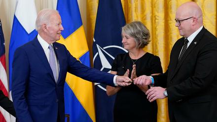 Karin Olofsdotter, Botschafterin von Schweden in den USA, applaudiert, nachdem US-Präsident Joe Biden (l.) die Ratifizierungsurkunden für die Beitrittsprotokolle zum Nordatlantikvertrag für Finnland und Schweden unterzeichnet hat. 