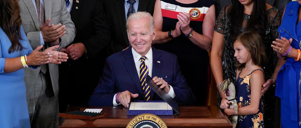 US-Präsident Joe Biden bei der Unterzeichnung eines Gesetzes im Weißen Haus 
