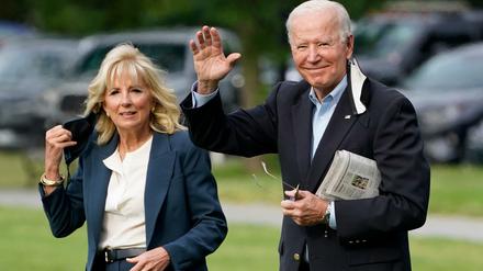US-Präsident Joe Biden und seine Frau Jill Biden vor dem Abflug nach Europa. 